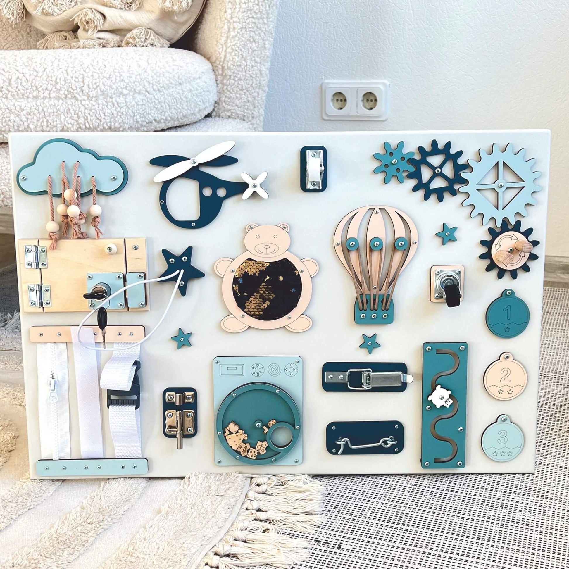 Medium Montessori busy board (40×60 cm)